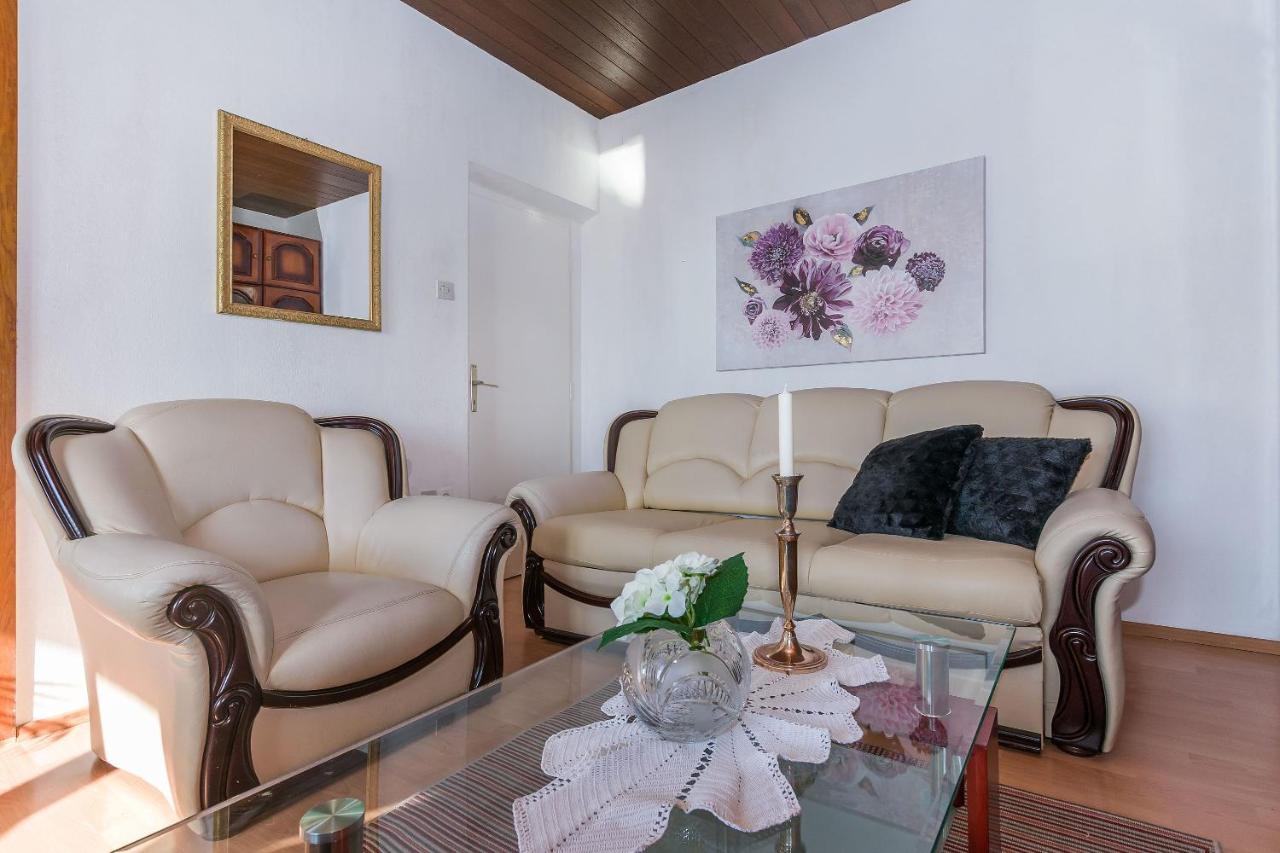 Apartment And Rooms Tatjana Omis Exterior photo